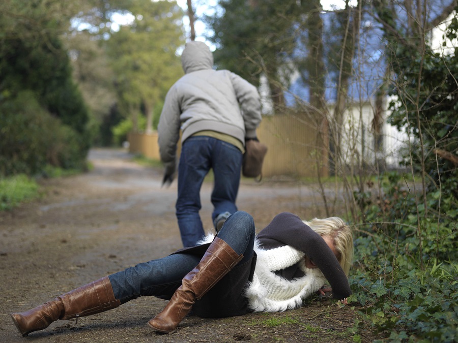 10 Ways To Improve Your Situational Awareness 3 mugger and woman