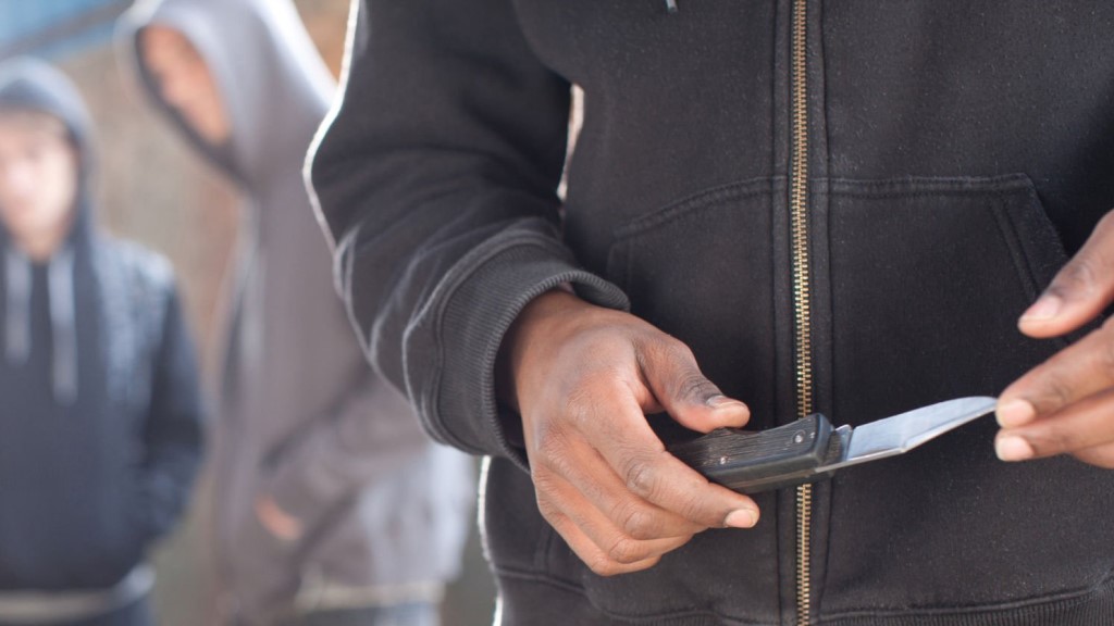 10 Ways To Improve Your Situational Awareness 1 situational awareness robber with knife